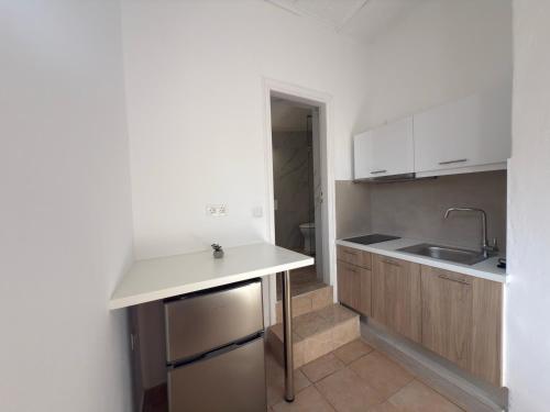 Η κουζίνα ή μικρή κουζίνα στο Olga's Sea View Studios, 400m from Ipsos Beach