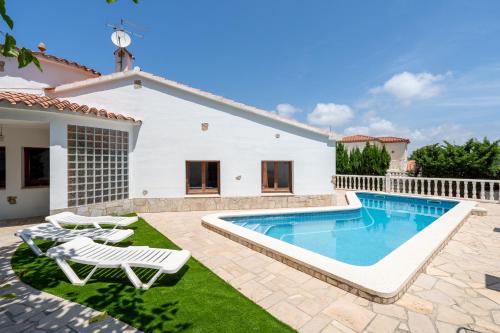 Bazén v ubytovaní Hauzify I Villa Parc alebo v jeho blízkosti