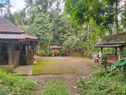 a garden with a house and a pavilion at Villa Ndelik Ijen in Kalibendo