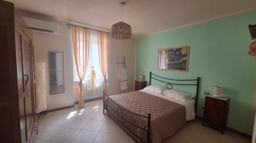 a bedroom with a bed and a large window at La casina di Vincent in Sansepolcro