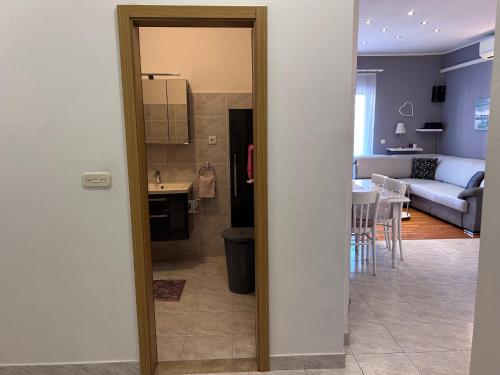 a view of a kitchen and a living room at Apartman Karmela in Podgora
