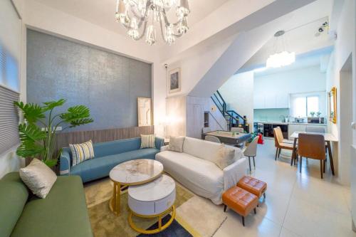 a living room with a couch and a table at 十月 Mooon House in Jiaoxi