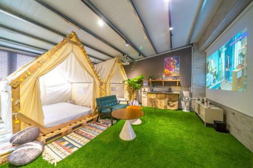 a room with a tent with a bed and a table at 十月 Mooon House in Jiaoxi