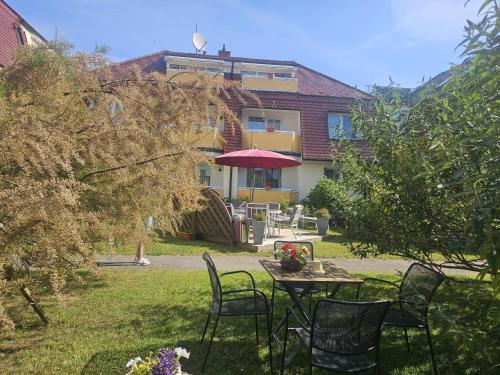 a table and chairs in the yard of a house at Villa Viktoria Whg 16 - "Auskuck" in Kölpinsee