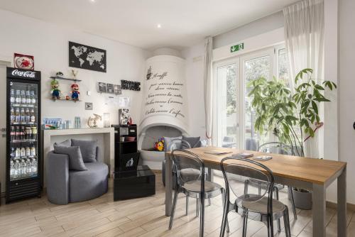 a dining room with a table and chairs at Florence Comfort B&B in Florence