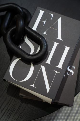 a pair of scissors sitting on top of a book at 1 BR Studio - Zentral - Wifi - Kaffee - Netflix in Rüdesheim am Rhein