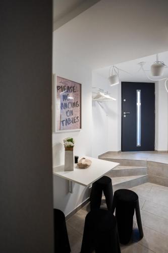 a room with a table and two chairs and a blue door at 1 BR Studio - Zentral - Wifi - Kaffee - Netflix in Rüdesheim am Rhein