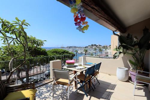 un patio avec une table et des chaises sur un balcon dans l'établissement Duplex sur le port, 17m2 de terrasse, clim,parking, à Bandol