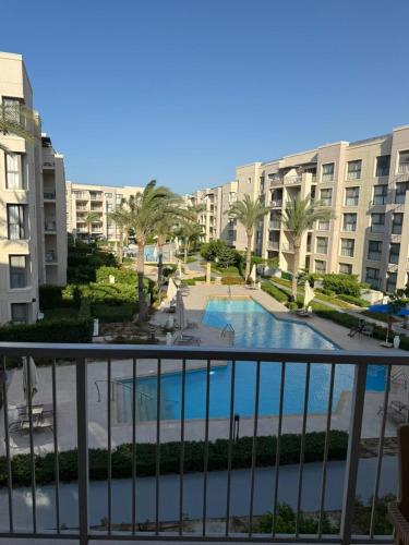 شالية في أميز موقع بمارينا مراسي غرفتين و حمامين فيو علي حمام السباحة مباشرة قريب من ممشي المارينا بمراسي