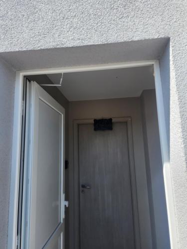 a door in a room with a white wall at Hopla Gîte in Munster