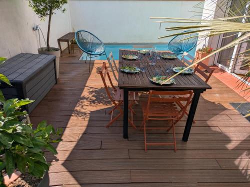 une table et des chaises sur une terrasse avec vue sur l'océan dans l'établissement Belle maison, beau quartier, piscine, proche centre, 5 chambres, à Toulouse