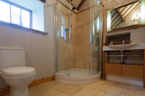 Bilik mandi di Sebright Cottage, Borrowby Farm Cottages