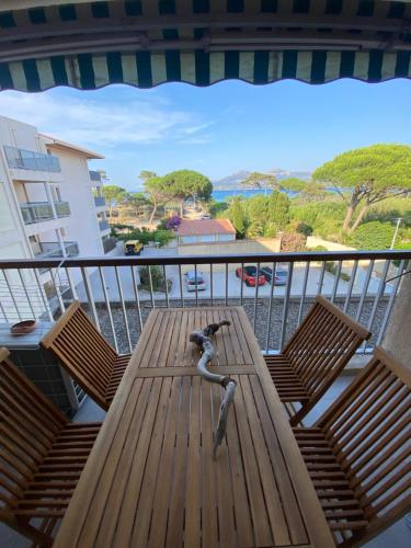 a bird sitting on a wooden table on a balcony at T2 Calvi vue mer in Calvi