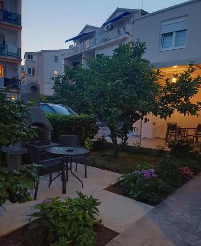 Un jardín fuera de Apartments Dali