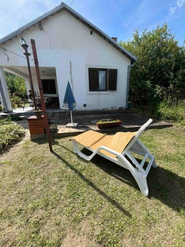 a table and a chair in front of a house at Vikendica Mali Pozarevac 