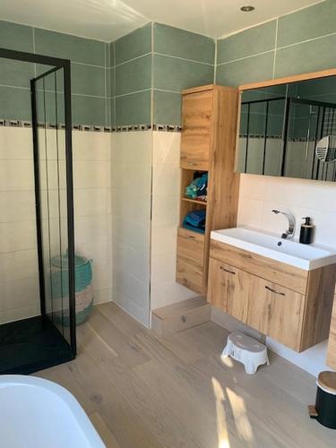 une salle de bain avec une baignoire, un lavabo et une douche dans l'établissement Maison individuelle 130 m2 4 Chambres, à Embrun