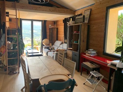 une salle à manger avec une table et des chaises et une chambre avec dans l'établissement Maison individuelle 130 m2 4 Chambres, à Embrun