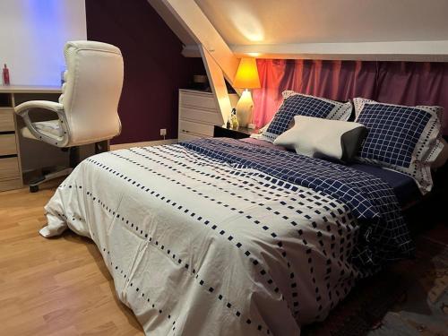Katil atau katil-katil dalam bilik di 150 m2 house in Bezons
