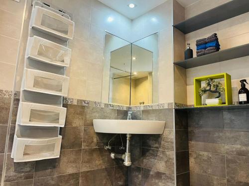 a bathroom with a sink and a mirror at Ático Fuengirola Playa Centro Ciudad in Fuengirola