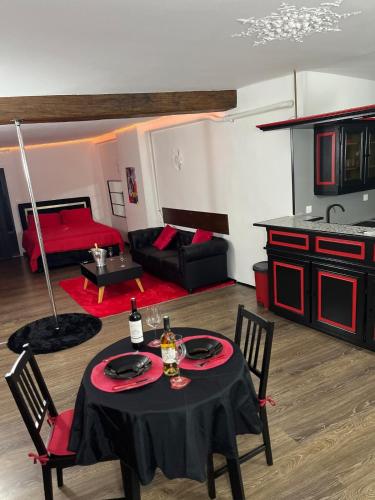 - un salon avec une table et une chambre avec un canapé dans l'établissement Love apart, à Rebeuville