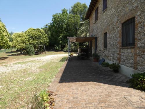 an entrance to a brick building with a shelter at Scappo in Umbria, Collefiorito in Rocchette