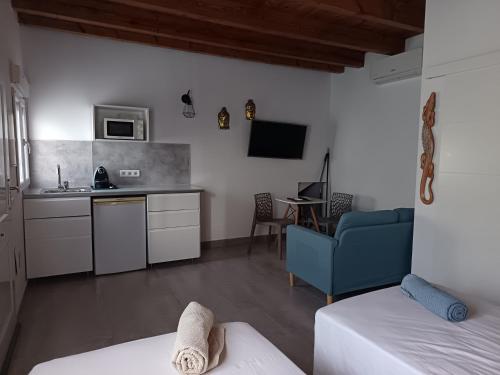 a room with a kitchen and a living room at Apartamentos y Habitaciones KAI MARBELLA in Marbella