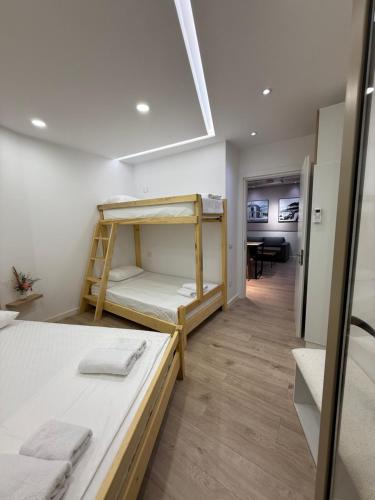 ein Zimmer mit zwei Etagenbetten und einem Flur in der Unterkunft Scandi Golem in Durrës