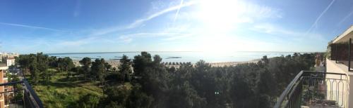 モンテジルヴァーノにあるL'Ancora B&Bの木の建物から海の景色を望む