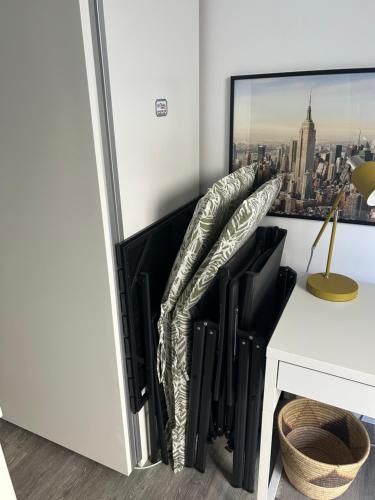 a radiator in a room with a desk and a window at SALVIA II exklusiv & smart & Terrasse II Dein City-Apartment in Braunschweig