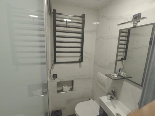 Ένα μπάνιο στο MaxLux Apartments