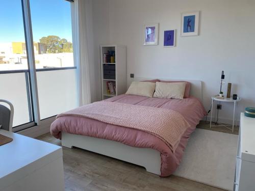 - une chambre avec un lit et une couverture violette dans l'établissement Maison confortable et cosy, à Clapiers