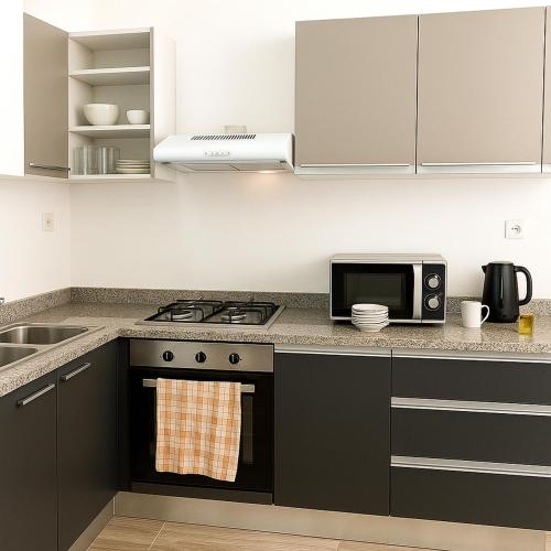 Appartement élégant et sécurisé à proximité de la plage de Ngorにあるキッチンまたは簡易キッチン