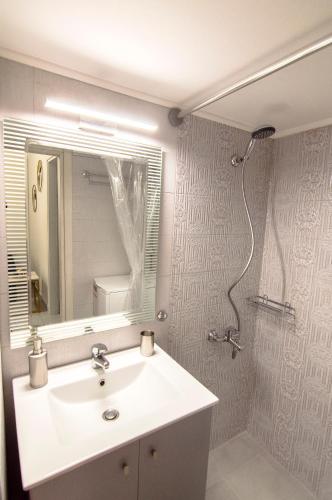 Urban Ceramic Apartment Athens-Kerameikos by GHH