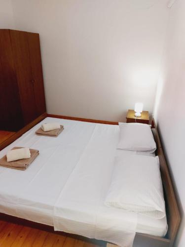 Ένα ή περισσότερα κρεβάτια σε δωμάτιο στο Apartmani Antula