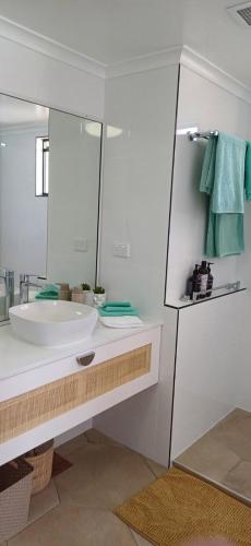 Ένα μπάνιο στο Dream stay on the Strand, one bedroom apartment on the third floor