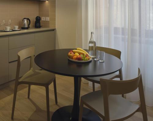 a bowl of fruit on a table in a kitchen at Portica Homes Assisi in Assisi