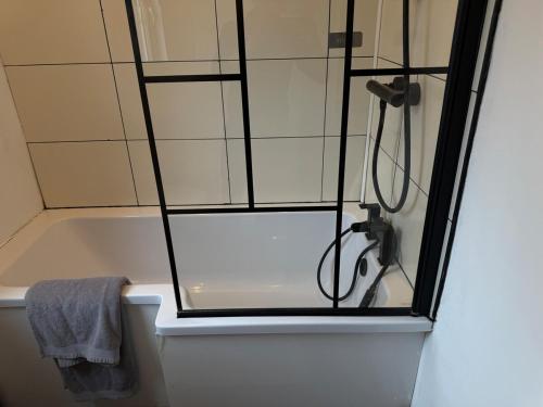 Bilik mandi di ResiLets - Stanley House - Large, Modern 3 Bed - NEW!