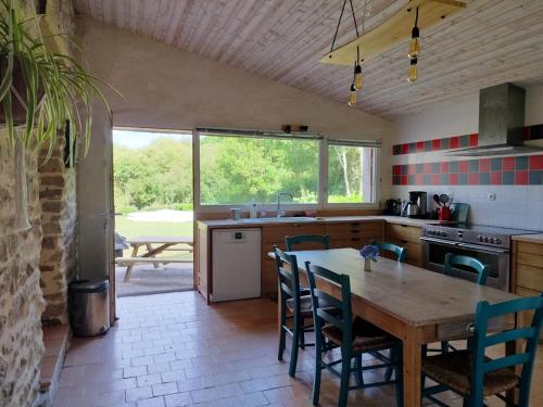 Pont-Croixにあるmoulin dans les bois - Finistèreの部屋にテーブルと椅子のあるキッチン