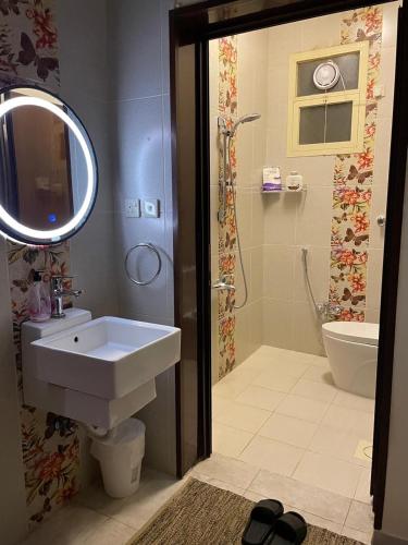 a bathroom with a sink and a toilet and a shower at شقق مسك الفندقية MISK Apartments in Riyadh Al Khabra