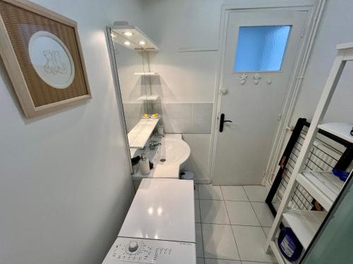 une salle de bain avec toilettes et miroir dans l'établissement Le spacieux Hypercentre Théâtre des Arts - 327, à Rouen