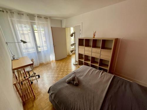 - une chambre dotée d'un lit avec une paire de chaussures dans l'établissement Le spacieux Hypercentre Théâtre des Arts - 327, à Rouen