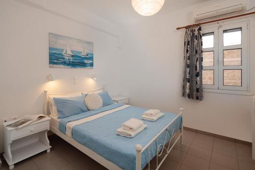 une chambre avec un lit avec deux serviettes dessus dans l'établissement Aurea Blu Studio 03, Pure Nature, Quiet, Sun, Sand, à Plage d'Aliko