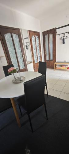 Ein Sitzbereich in der Unterkunft Lugas Apartman Miskolctapolca 2 hálószoba Dézsa és Jakuzzi közel a Barlangfürdőhöz