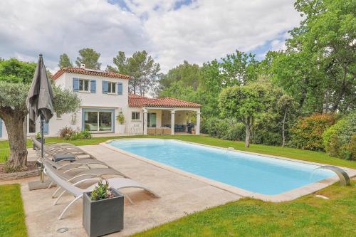 une piscine devant une maison dans l'établissement Mas des Ecureuils, à Meyrargues
