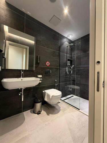 ein Badezimmer mit Toilette, Waschbecken und Dusche in der Unterkunft Scandi Golem in Durrës