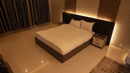 En eller flere senge i et værelse på Skylight Villa, Krishibari Estates