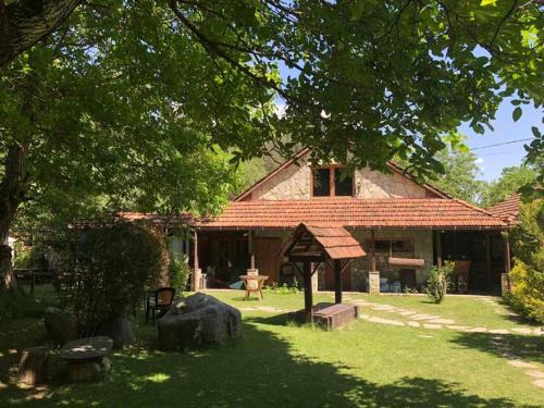 una casa con un jardín delante de ella en Green Hostel, en Dilijan