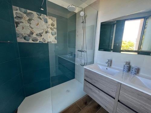 une salle de bain avec une douche en verre et un lavabo dans l'établissement Villa Joya, à Rayol-Canadel-sur-Mer