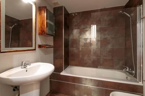 Et badeværelse på La Korolada Guesthouse