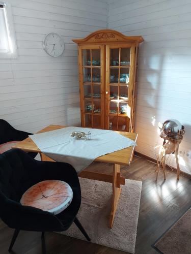 a table and two chairs in a room with a clock at Tiny House im Kremstal in Micheldorf in Oberösterreich